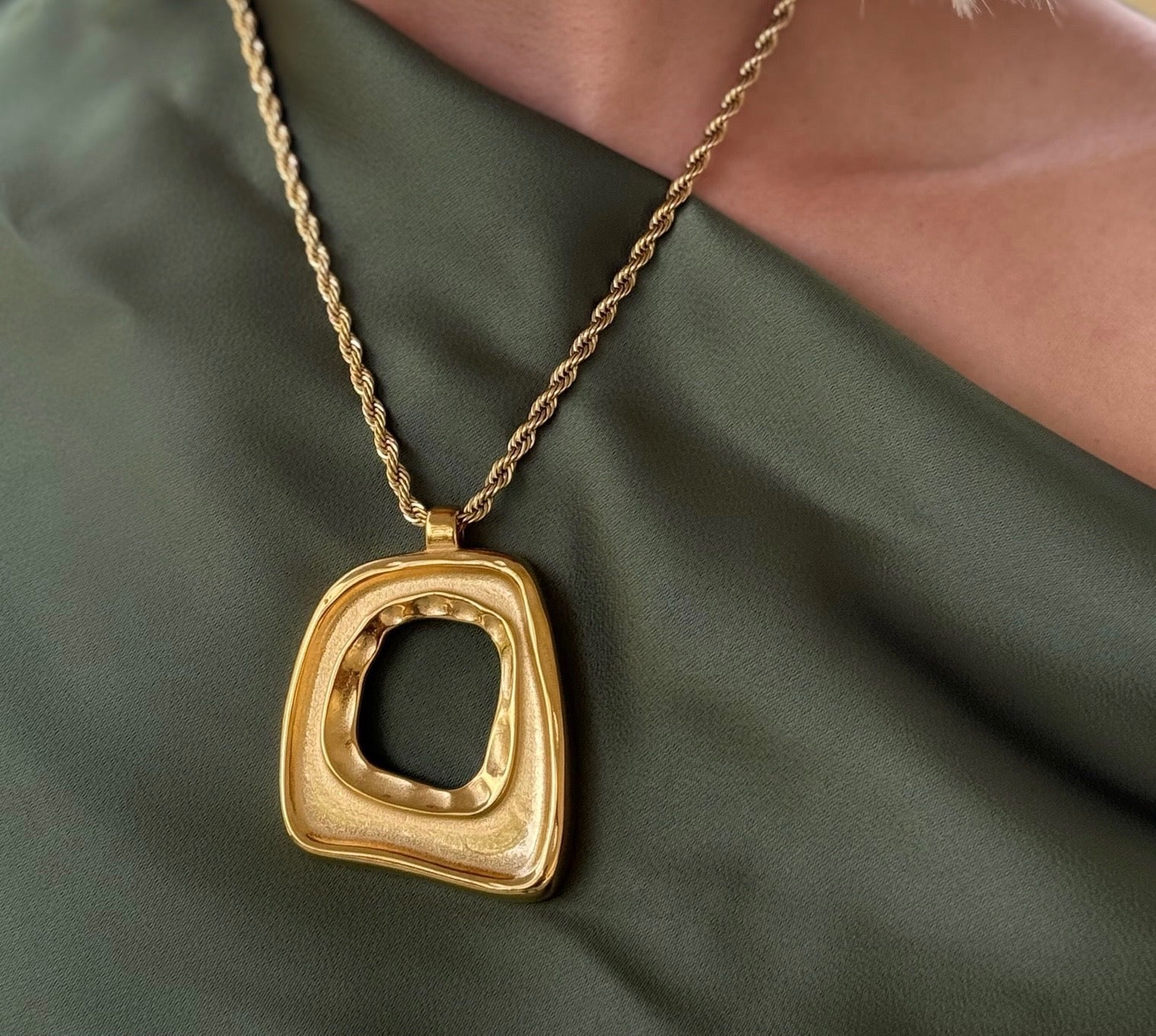 Jett Pendant Necklace - Gold